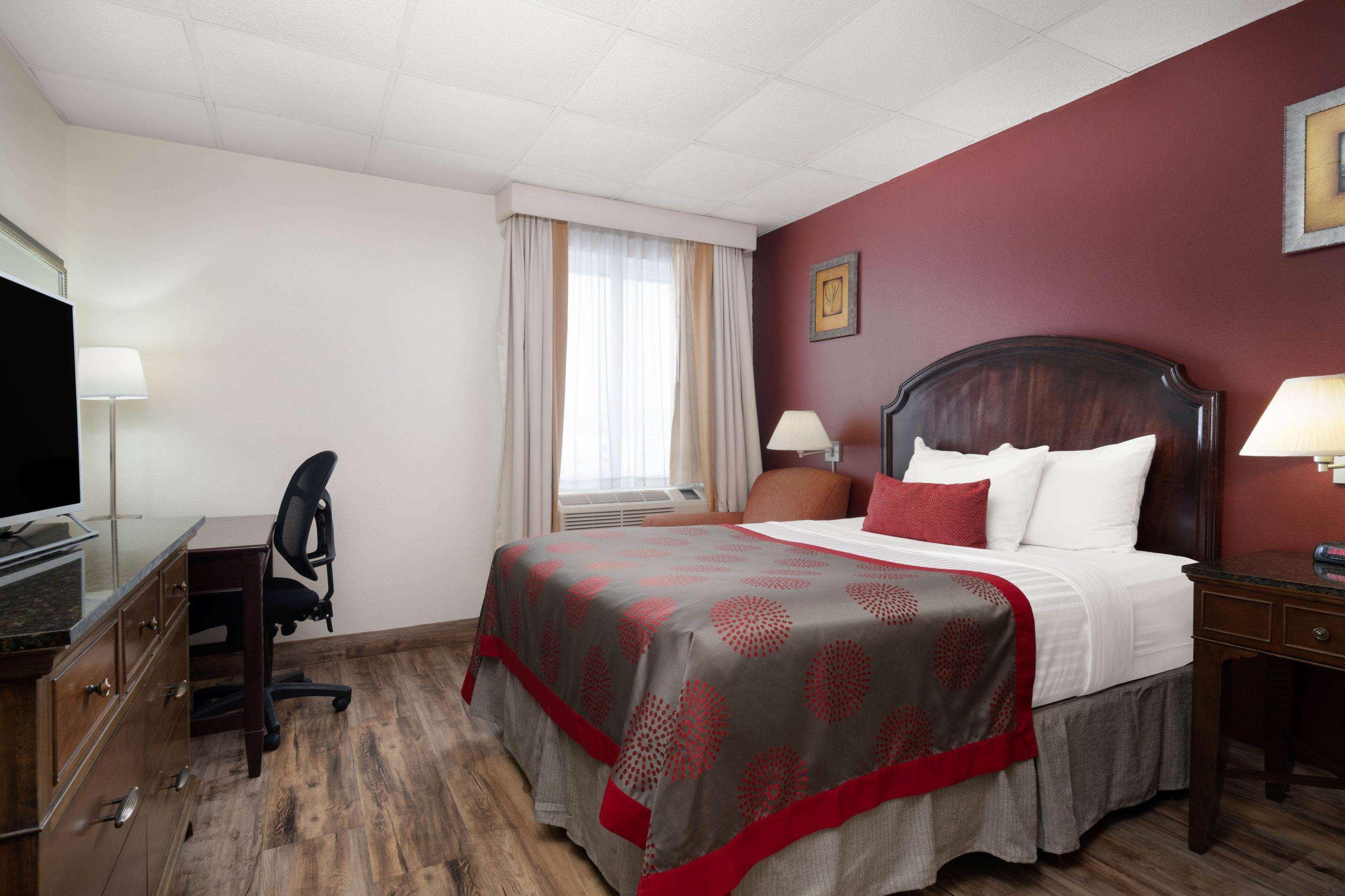 Ramada By Wyndham Albert Lea Exterior photo