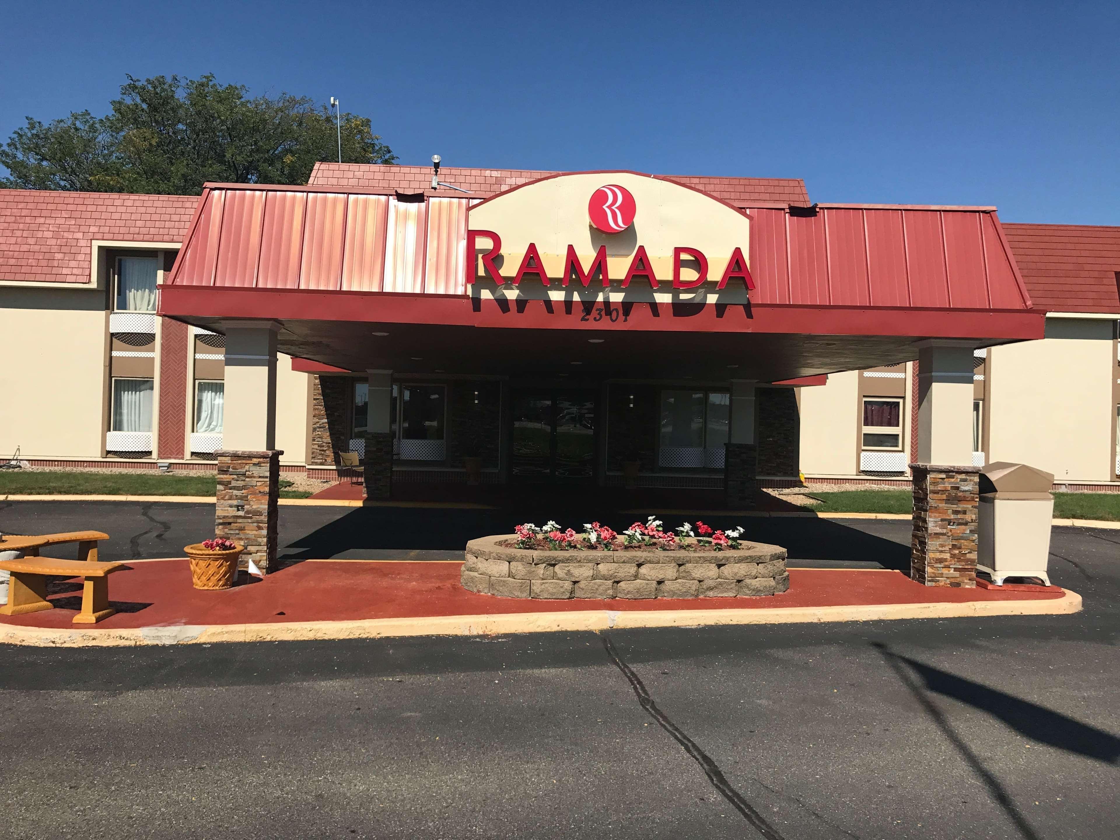 Ramada By Wyndham Albert Lea Exterior photo