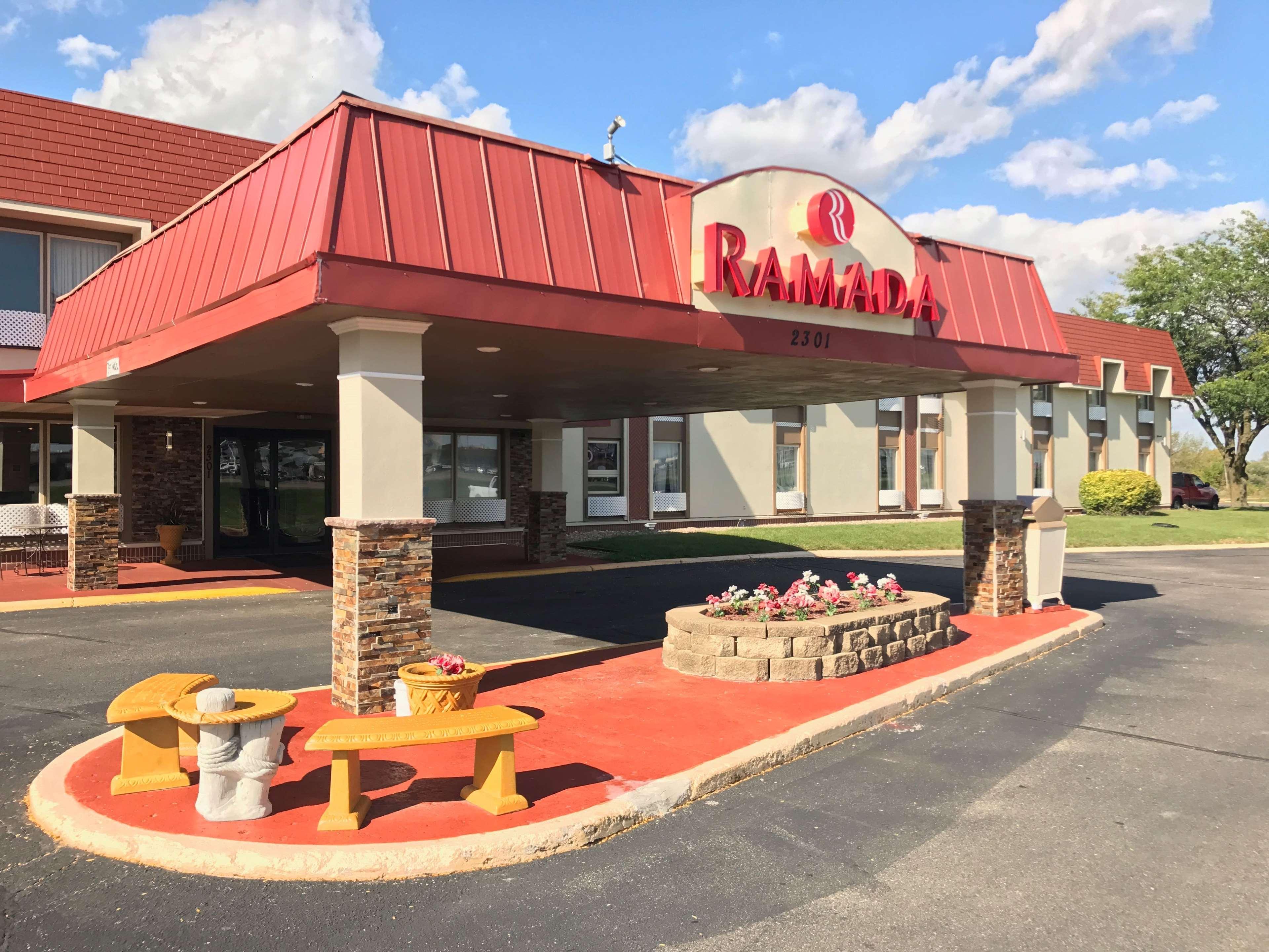 Ramada By Wyndham Albert Lea Exterior photo