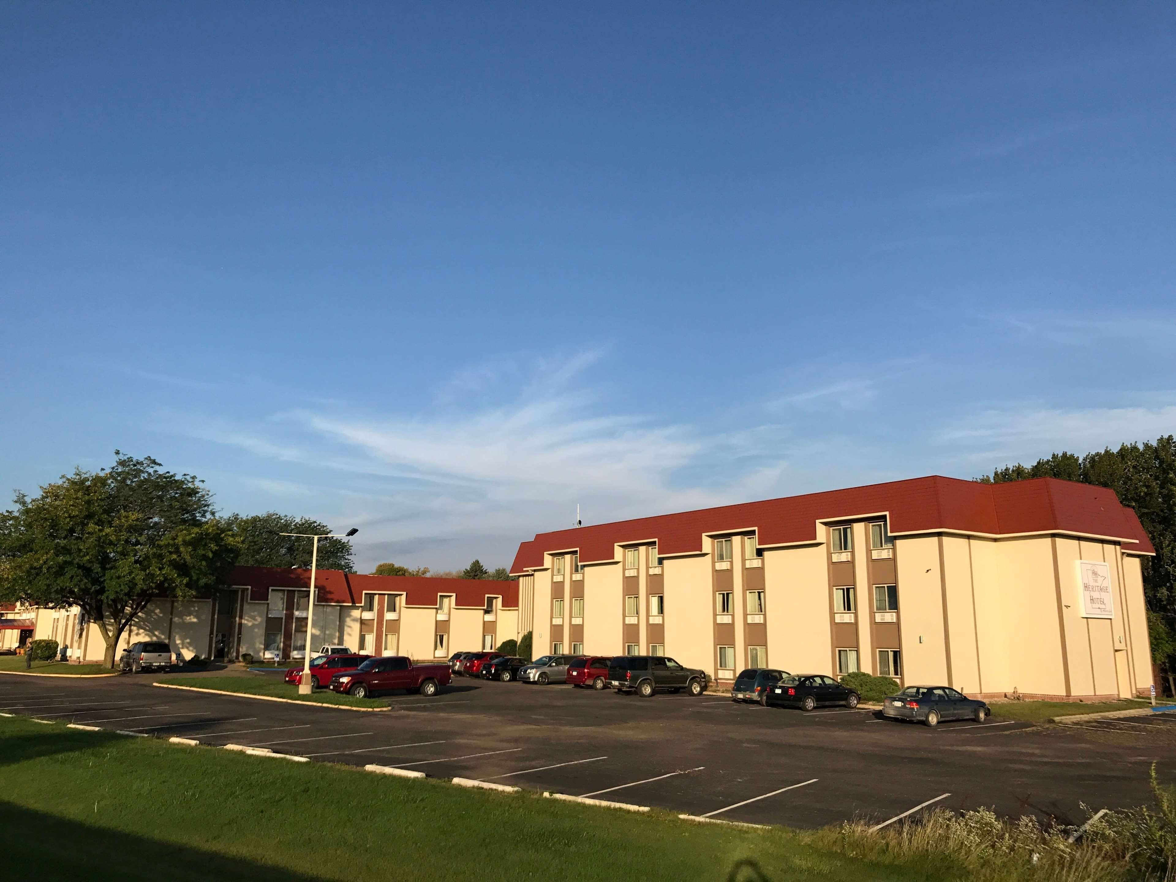 Ramada By Wyndham Albert Lea Exterior photo