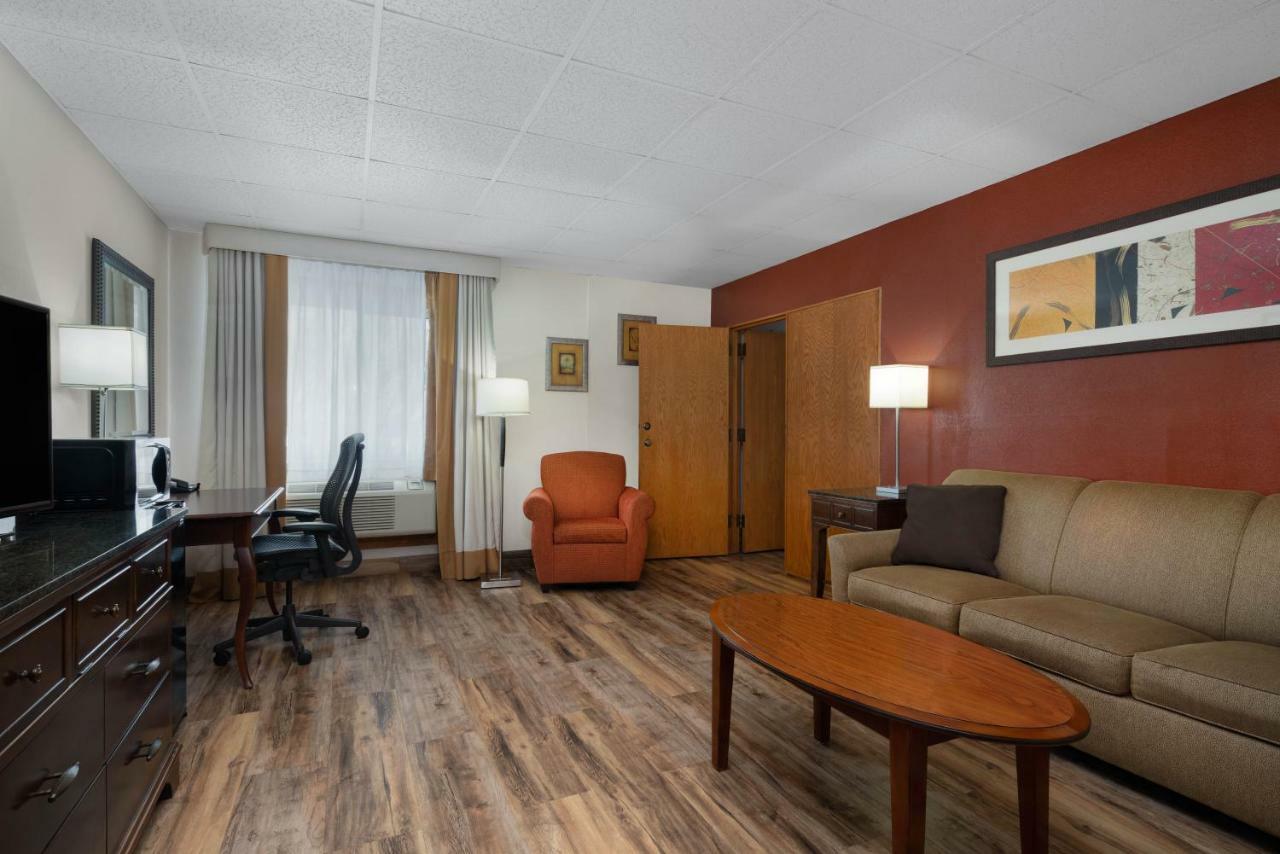 Ramada By Wyndham Albert Lea Exterior photo
